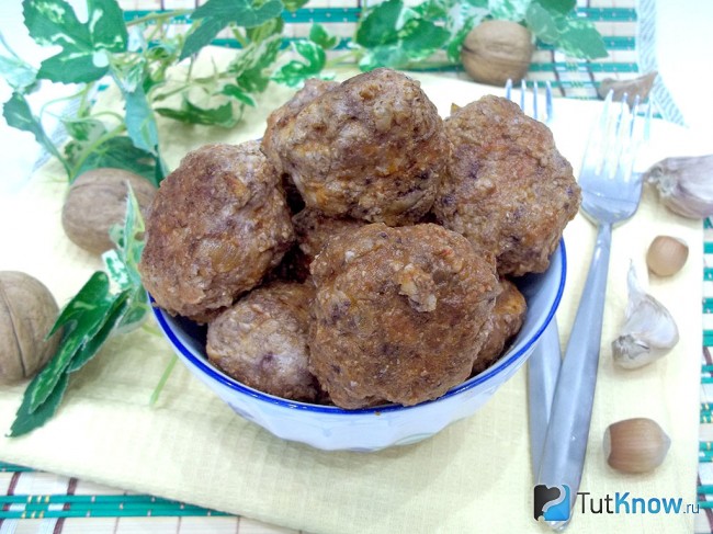 Готовые тефтели с сыром и орехами