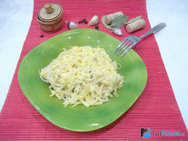 Готовые спагетти с сыром и яйцом