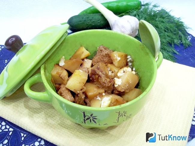 Готовое мясо с грибами в горшочках