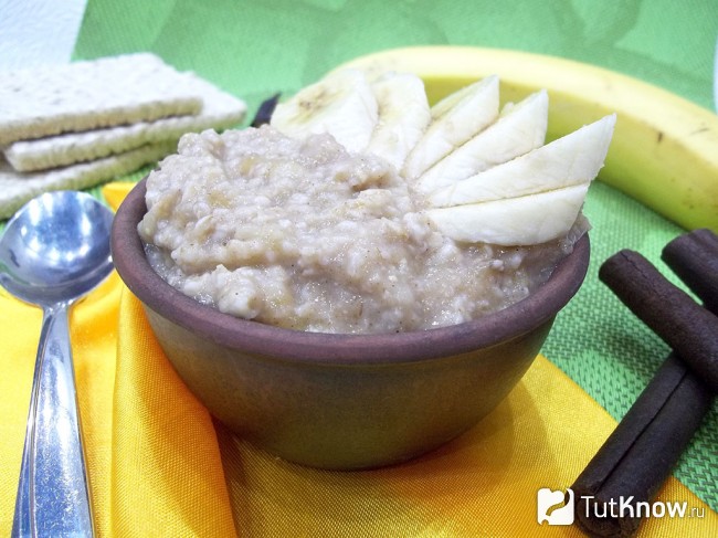 Готовая овсянка с бананом и медом
