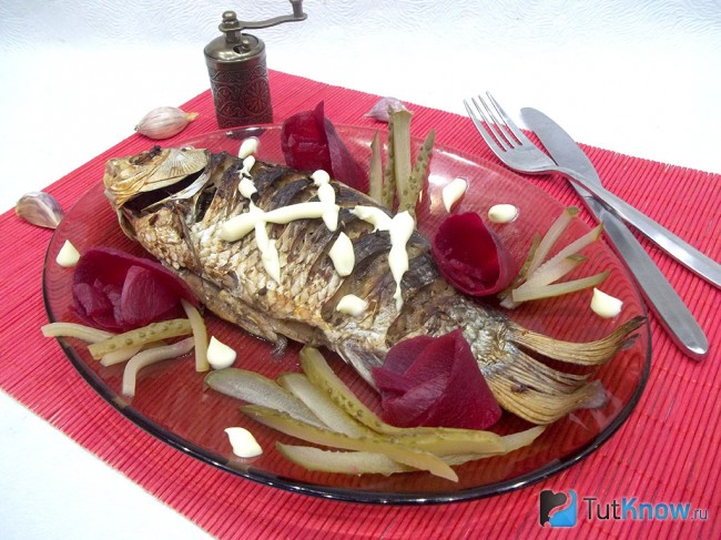 Готовый запеченный карась