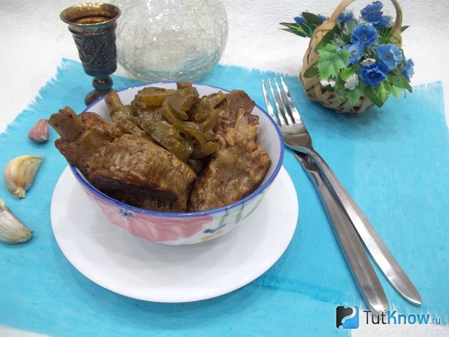 Готовое мясо с соленными огурцами