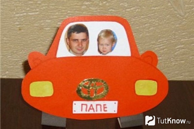 Готовая машина из бумаги