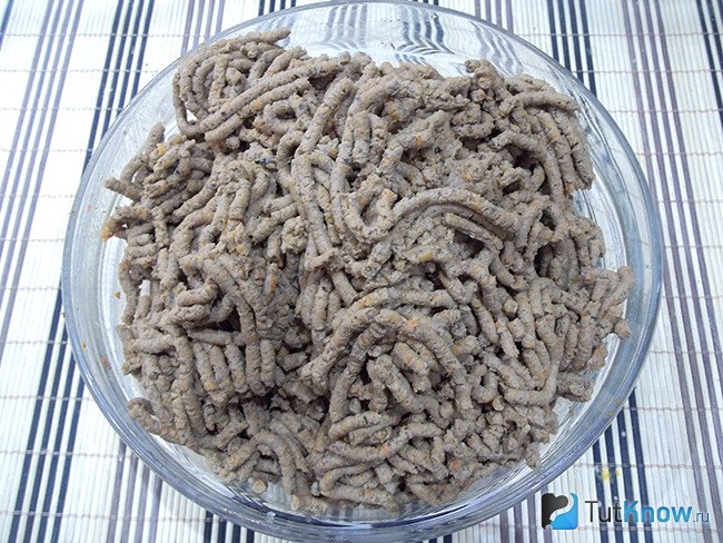 Продукты еще раз перекручены через мясорубку