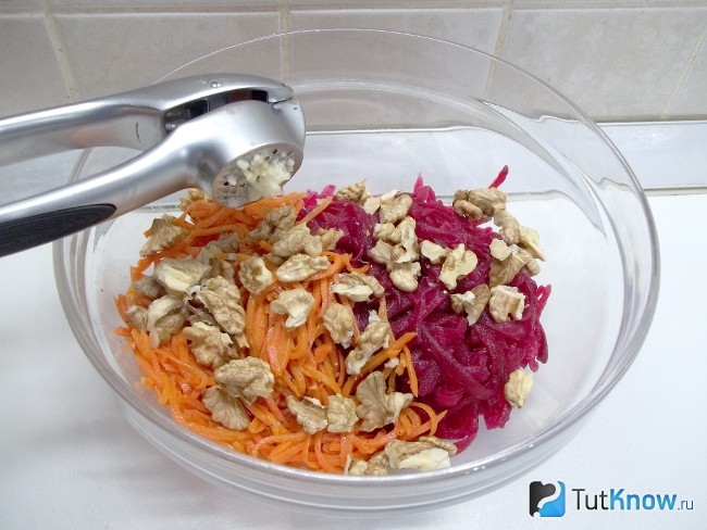Продукты приправлены чесноком
