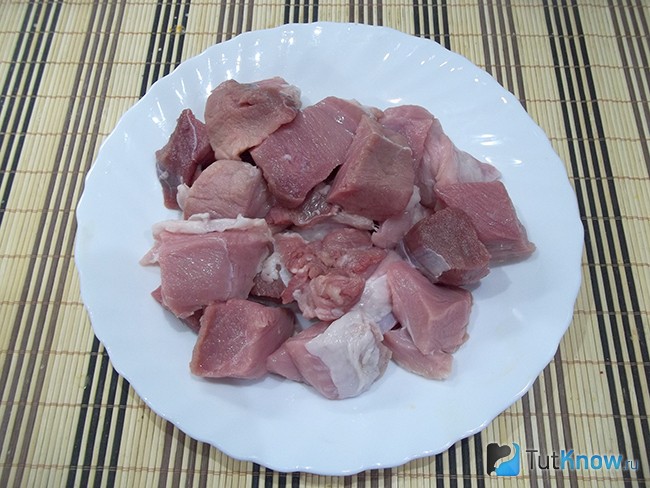 Мясо нарезано кусочками