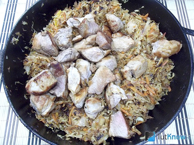 В сковороду к овощам добавлено мясо