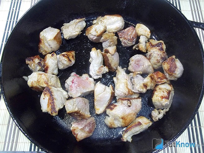 Мясо жарится на сковороде