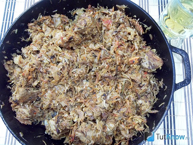 К продуктам налито вино