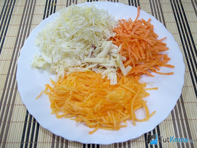 Овощи очищены и нарезаны соломкой