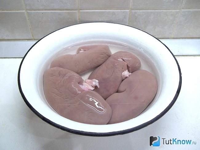 Почки вымачиваются в воде