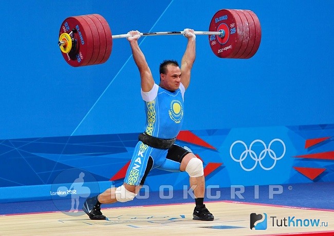 Спортсмен выступает на турнире по тяжелой атлетике