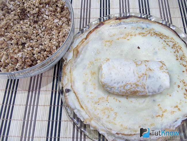 Блины с начинкой свернуты конвертом