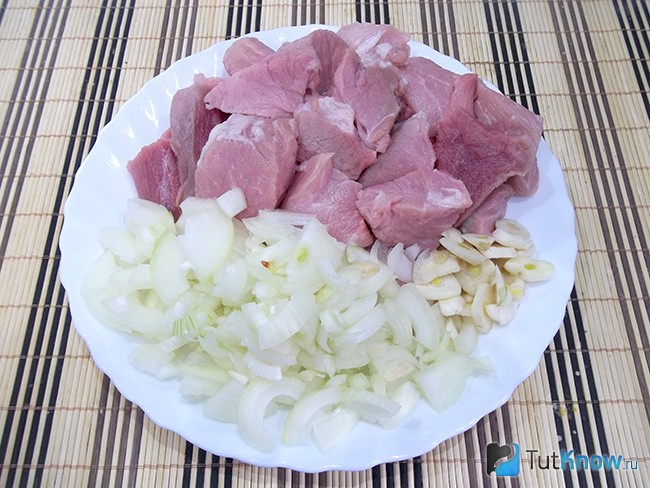 Мясо и лук нарезаны