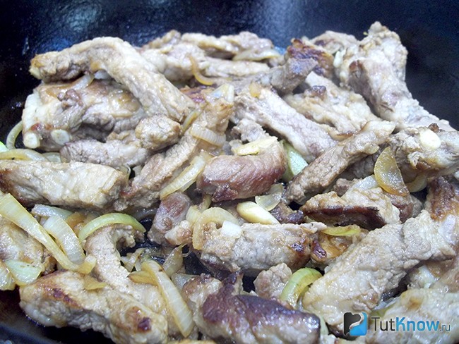 Мясо и лук жарятся