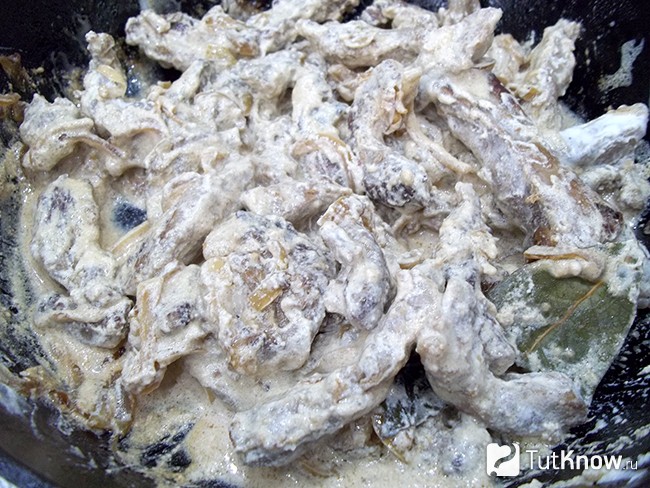 Мясо тушится в сметане