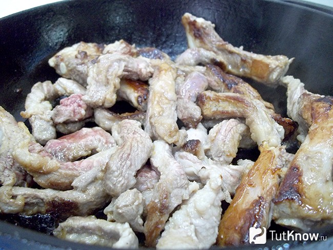Мясо жарится на сковороде