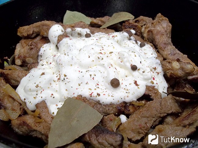К мясу и луку добавлена сметана