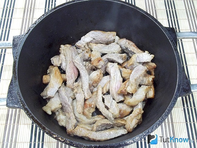 Мясо жарится