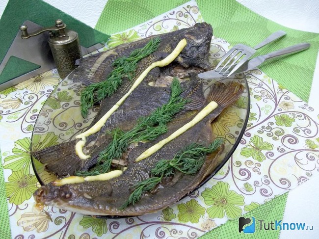 Готовая запеченная камбала в духовке
