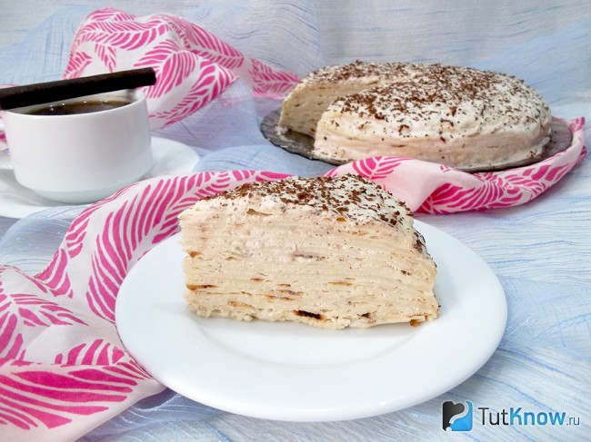 Готовый блинный торт с бананом и сметаной