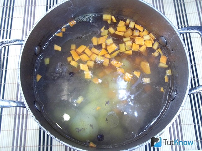 Картофель и морковь опущены в бульон