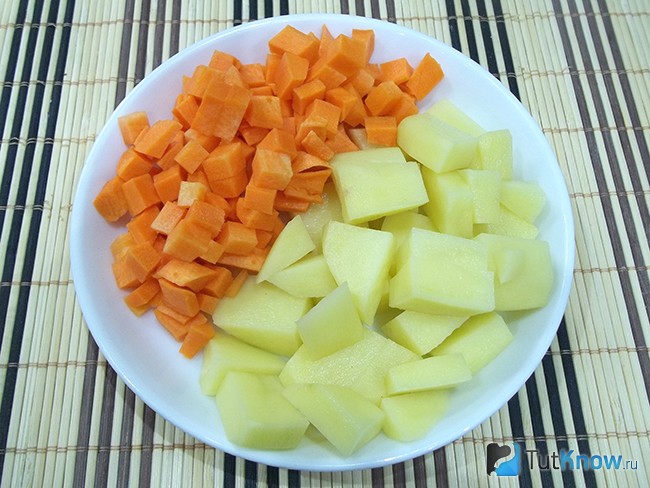 Картофель и морковь очищены и нарезаны