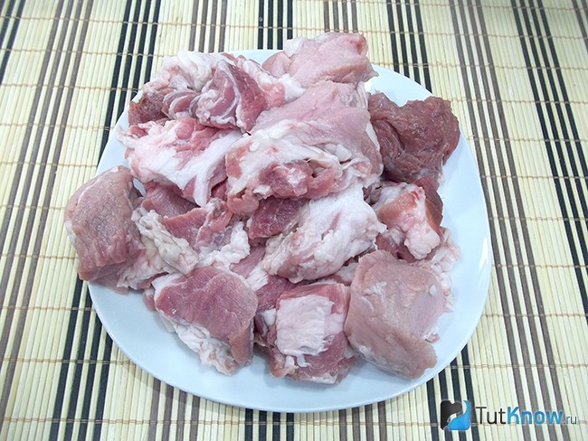 Мясо нарезано кусочками