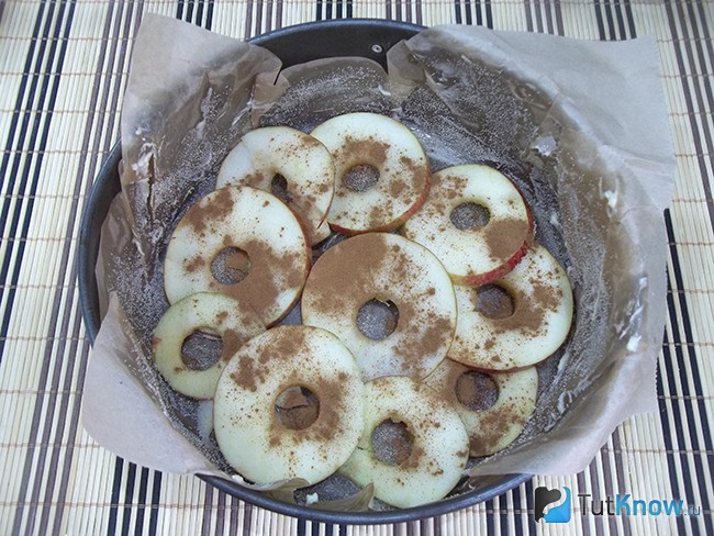 Яблоко нарезано и выложено в форму для выпечки