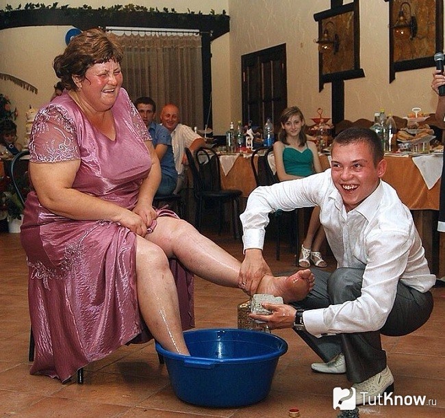 Зять на свадьбе моет теще ноги
