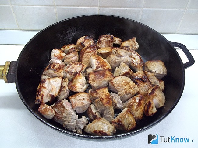 Мясо жарится в сковороде