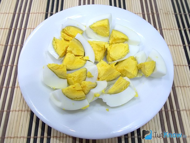 Яйца нарезаны кусочками