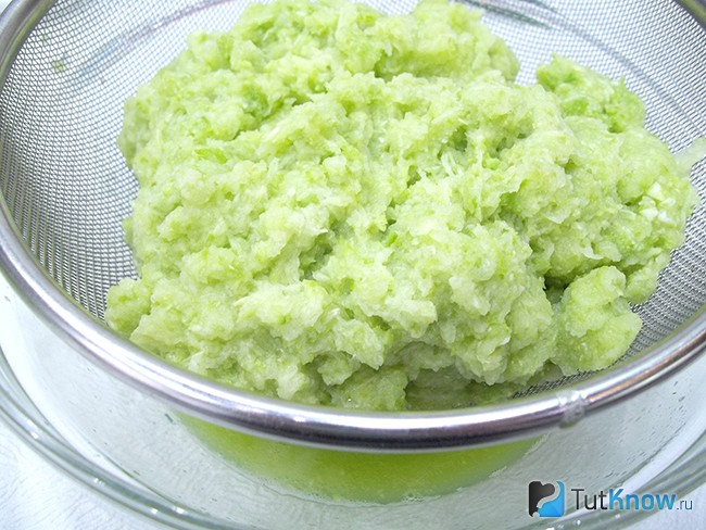 Из кабачковой массы отжат сок