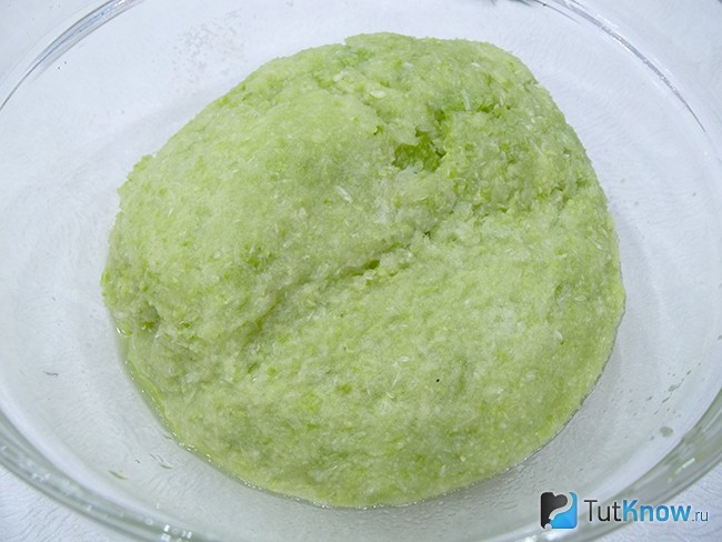 Кабачковая масса переложена в миску для замеса