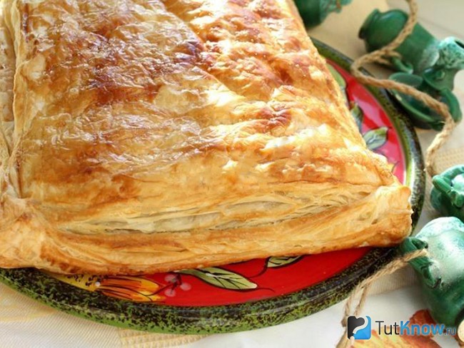 Пирог со слоеного теста с сыром и грибами
