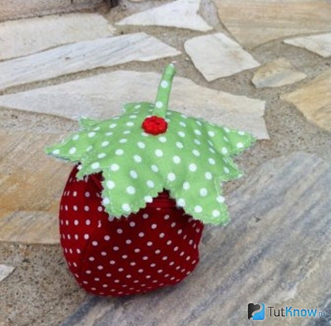 Шкатулка из ткани в форме клубники