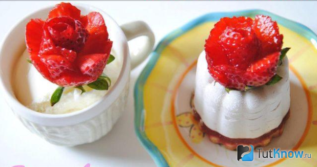 Десерт, украшенный клубникой