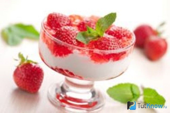 Мороженое, украшеное клубникой