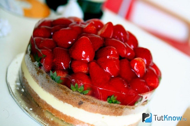 Заливка из желе с клубникой