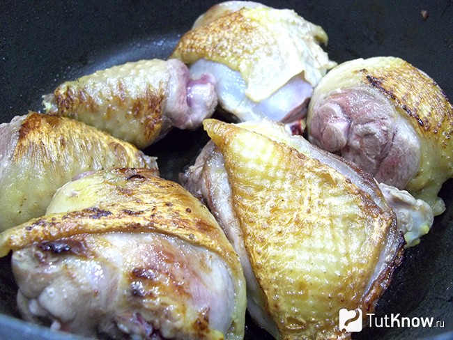 Мясо жарится в сковороде