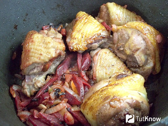 Мясо с овощами жарится