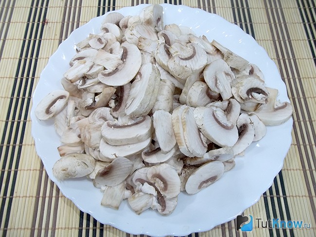 Шампиньоны нарезаны соломкой