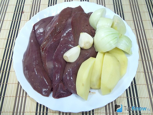 Печень, лук, картофель и чеснок нарезаны