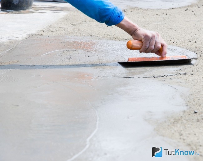 Выравнивание участка бетонного пола