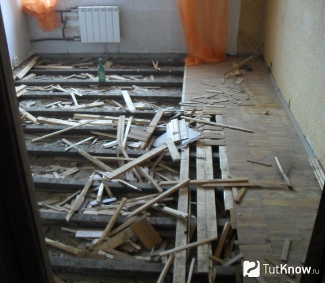Демонтаж деревянного пола на лагах