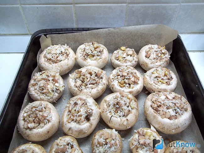Шляпки шампиньонов заполнены начинкой