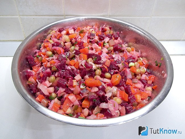 Продукты заправлены маслом и перемешаны