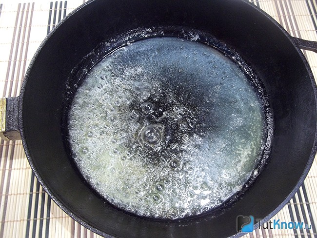 Масло растоплено на сковороде
