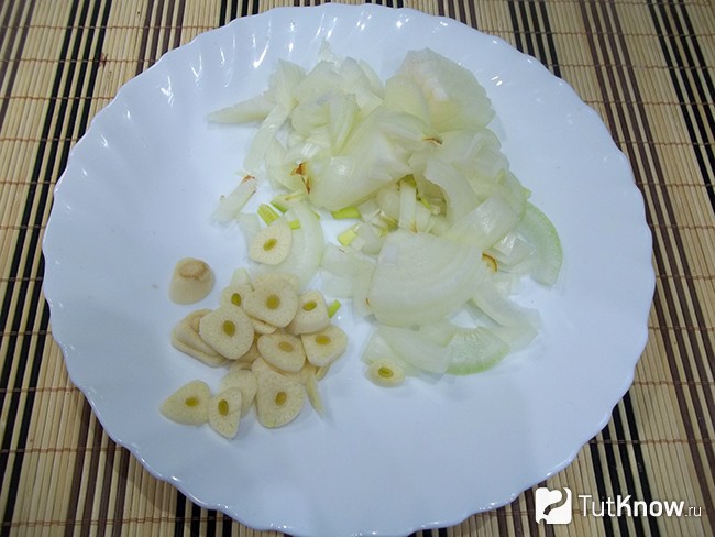 Лук и чеснок очищены и нарезаны