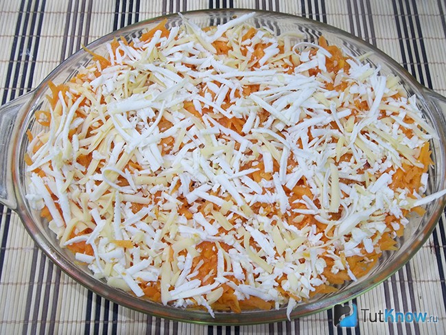 Продукты присыпаны тертым сыром